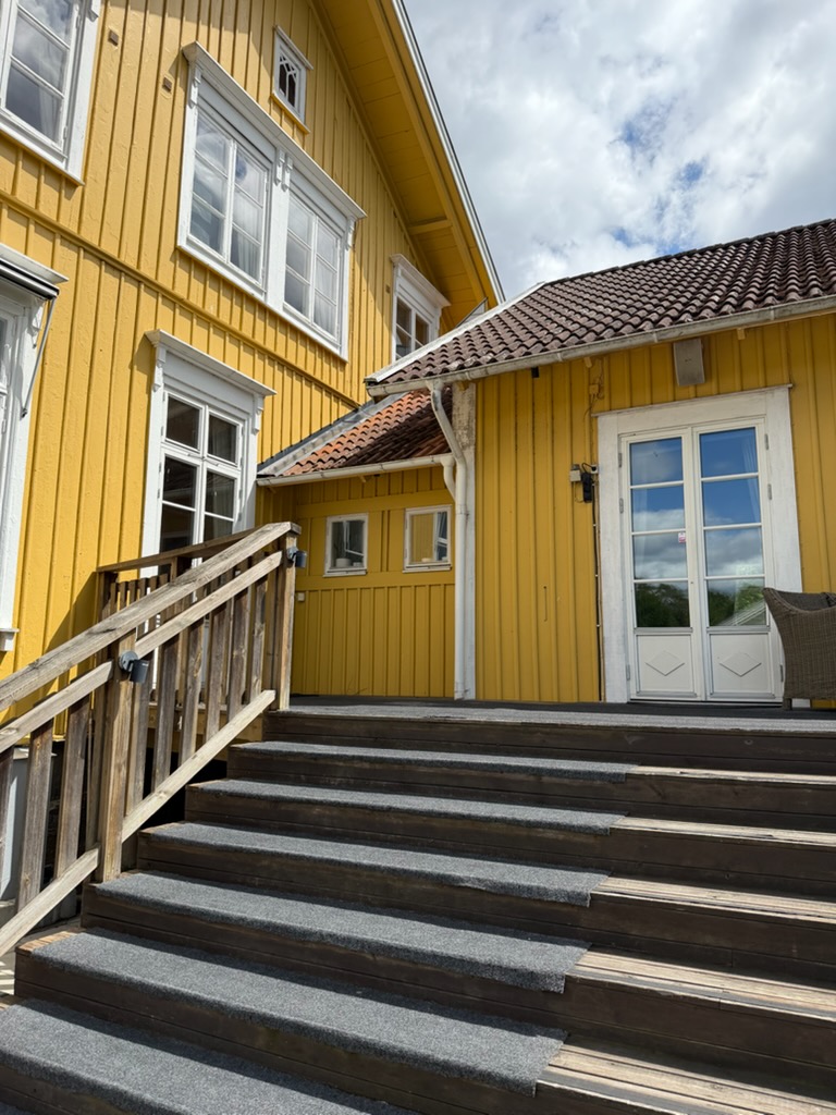 Gult trähus efter fasadmålning